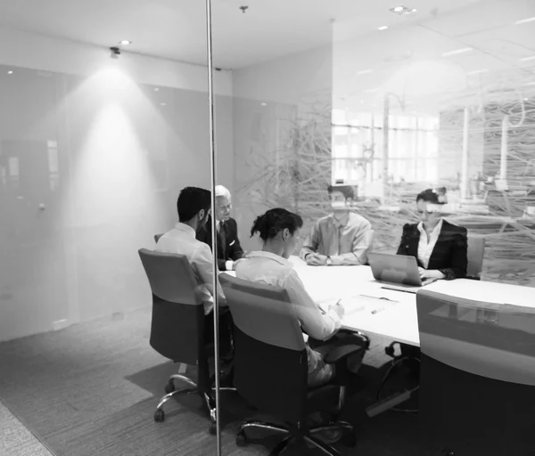 Ομάδα επιχειρηματιών κατά τη συνάντηση στο σύγχρονο γραφείο εκκίνησης — Φωτογραφία Αρχείου