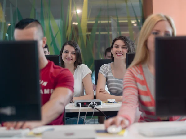 Grupa studentów technologii w pracowni komputerowej laboratorium szkoły — Zdjęcie stockowe