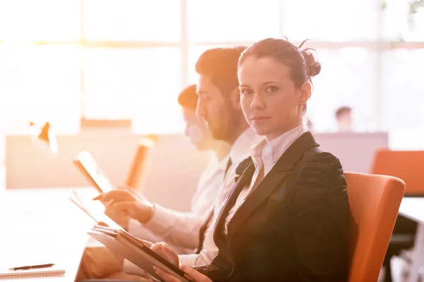 Mujer de negocios en el grupo de personas de oficina en la reunión en segundo plano — Foto de Stock