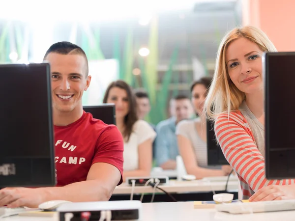 Grupa studentów technologii w pracowni komputerowej laboratorium szkoły — Zdjęcie stockowe