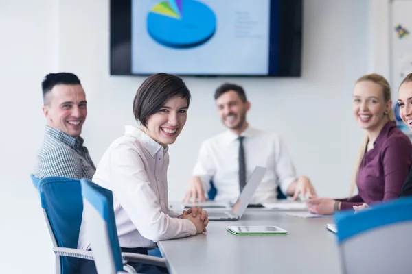 Gruppo di giovani uomini d'affari in riunione di squadra presso l'ufficio moderno — Foto Stock