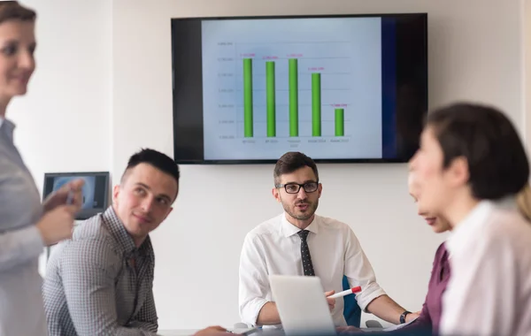 Jonge mensen de bedrijfsgroep op teamvergadering bij moderne kantoor — Stockfoto