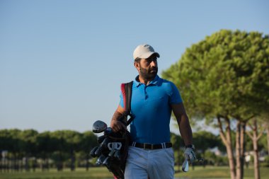 yürüyüş ve çanta taşıyor golfçü