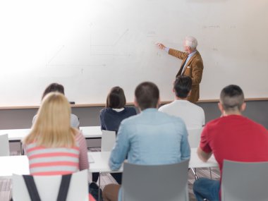 öğretmen sınıfta öğrencilerle portresi 