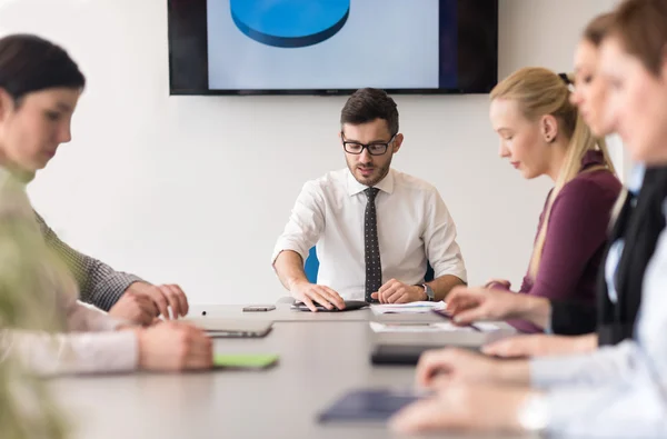 Jeunes gens d'affaires groupe sur réunion d'équipe au bureau moderne — Photo