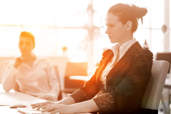 Geschäftsfrau bei Büromenschen-Gruppe über Treffen im Hintergrund — Stockfoto
