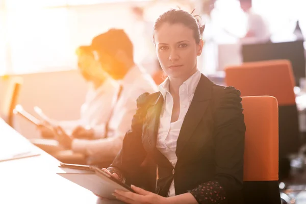 Femme d'affaires au bureau groupe de personnes sur la réunion en arrière-plan — Photo