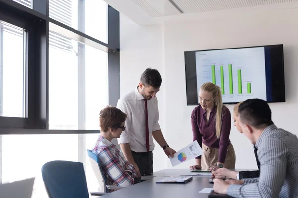 Equipo de negocios de inicio en la reunión en la oficina moderna —  Fotos de Stock