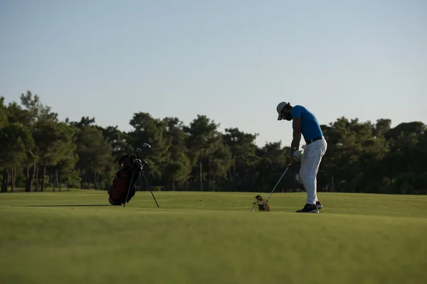 Golfspelare slår långa skott — Stockfoto
