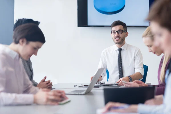 Gruppo di giovani uomini d'affari in riunione di squadra presso l'ufficio moderno — Foto Stock