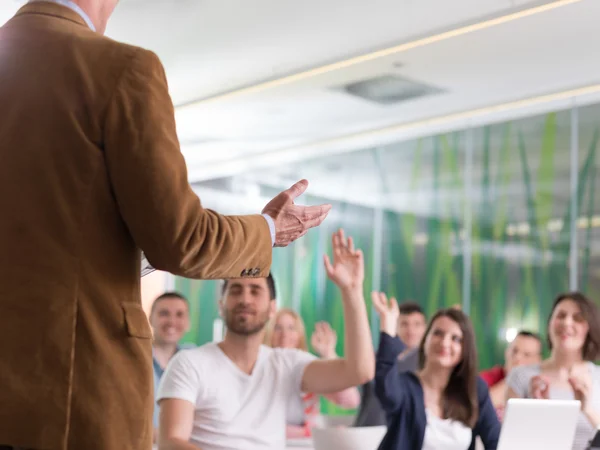 Gros plan de la main de l'enseignant tout en enseignant en classe — Photo