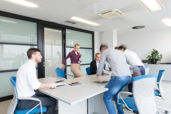 Grupo de gente de negocios que entra en la sala de reuniones, desenfoque de movimiento — Foto de Stock