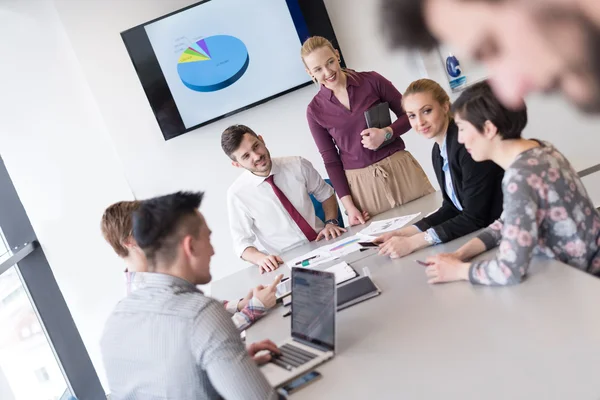 Junge Geschäftsleute treffen sich im modernen Büro — Stockfoto