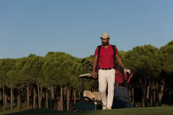 Golfista chůzi a nést brašnu — Stock fotografie