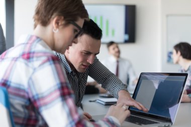 dizüstü bilgisayarda çalışan genç iş Çift