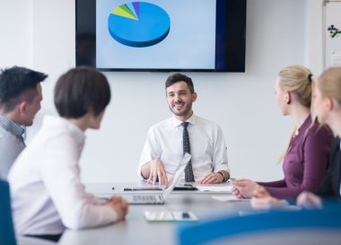 modern ofis takım toplantıda genç iş insanlar grubu