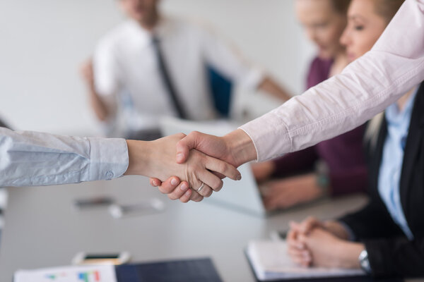 Рукопожатие деловых женщин
