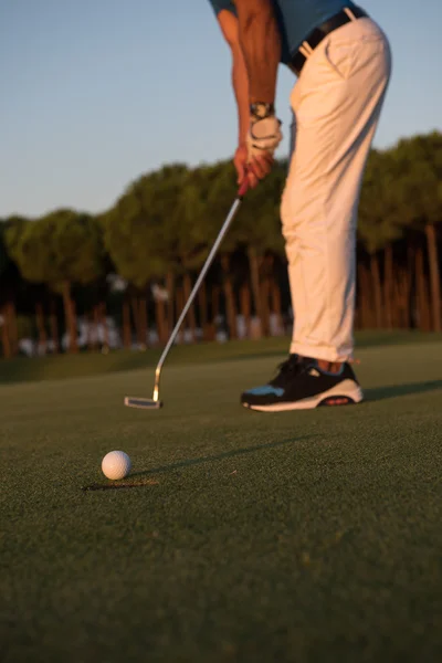 Golfeur frapper coup de feu au terrain de golf — Photo