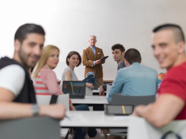 Portrét v učitel ve třídě se studenty — Stock fotografie