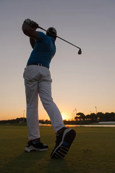 Golfista bater tiro no escuro — Fotografia de Stock