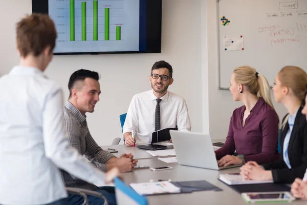 Grupo de jóvenes empresarios en la reunión de equipo en la oficina moderna — Foto de Stock