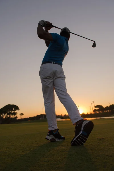 Golfer hitting long shot — Stock Photo, Image