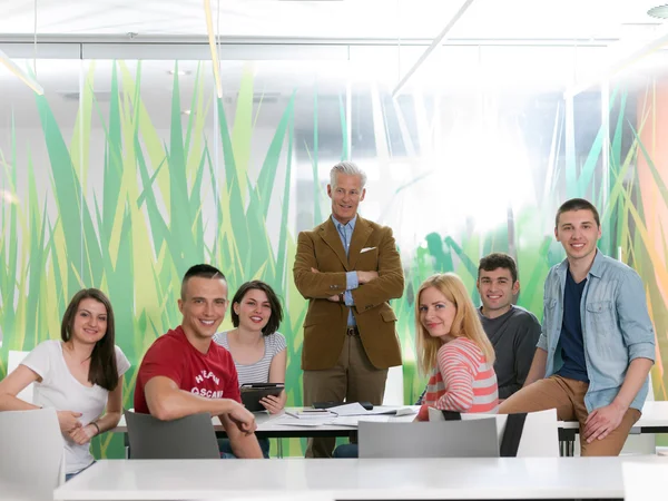 Retrato de professor em sala de aula com grupo de alunos — Fotografia de Stock