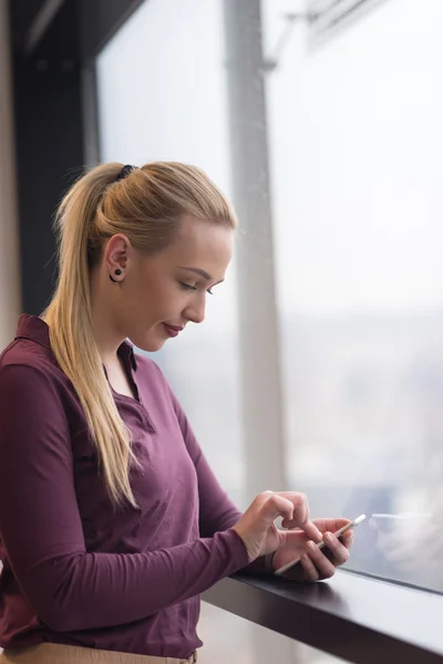 Femme d'affaires utilisant un téléphone intelligent au bureau — Photo