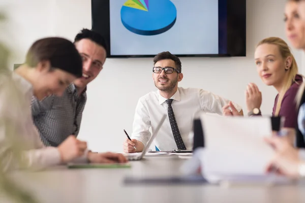 Gruppe junger Geschäftsleute trifft sich im modernen Büro — Stockfoto