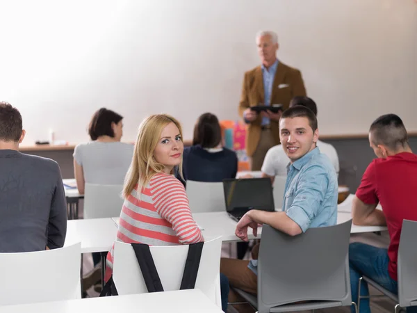 Lärare med en grupp elever i klassrummet — Stockfoto