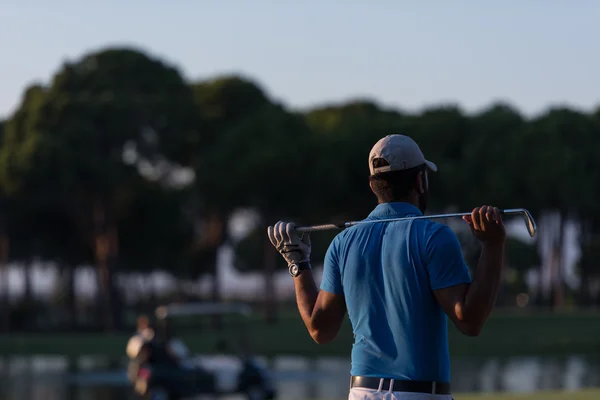 Golfista de vuelta en el curso mirando al agujero en la distancia —  Fotos de Stock