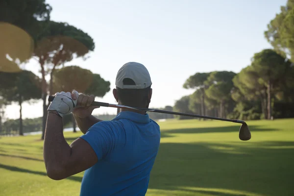 Golf gracz uderzając strzał — Zdjęcie stockowe