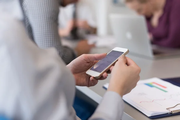 Close up van busineswoman handen met behulp van slimme telefoon over de bijeenkomst van — Stockfoto