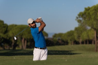 pro golfçü bir kum BUNKERİ atış isabet