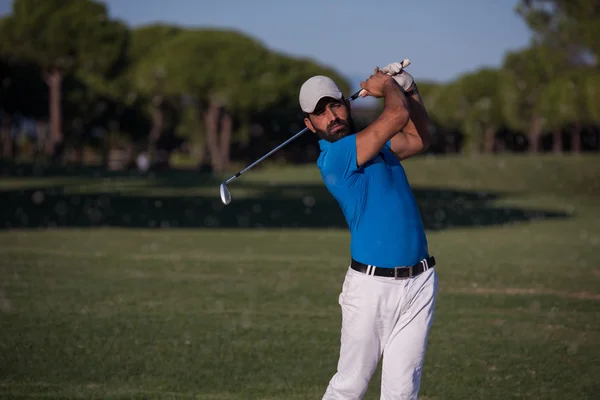 Golfista profissional batendo um bunker de areia tiro — Fotografia de Stock