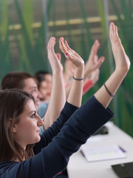 Skupina studentů zvedni ruce na třídě — Stock fotografie