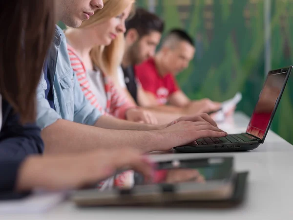 Grupp av studenter studera tillsammans i klassrummet — Stockfoto