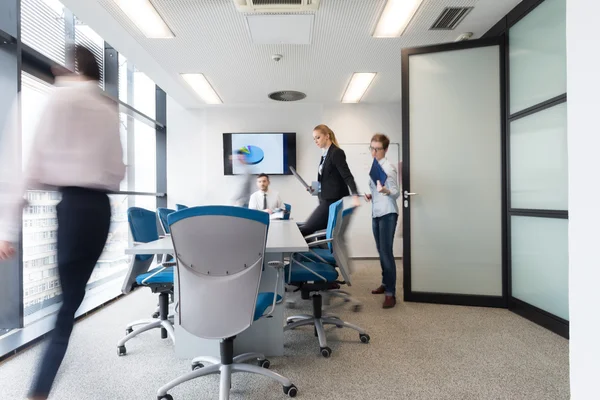 Mensen bedrijfsgroep invoeren van vergaderzaal — Stockfoto