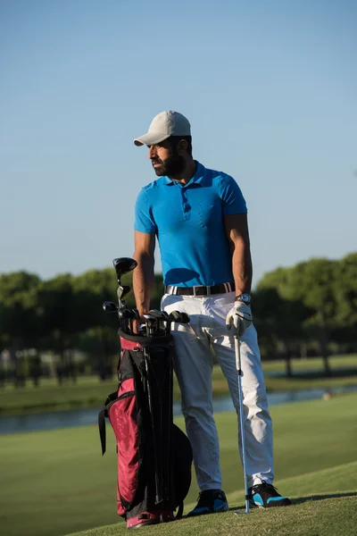 Portret gracz w golfa na polu golfowym — Zdjęcie stockowe
