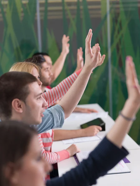 Studentengruppe hebt die Hände zum Unterricht — Stockfoto