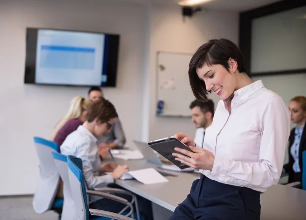 Femme d'affaires sur la réunion en utilisant la tablette — Photo