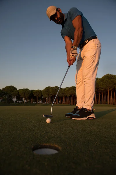 Golfspelare slår skott på golfbana — Stockfoto