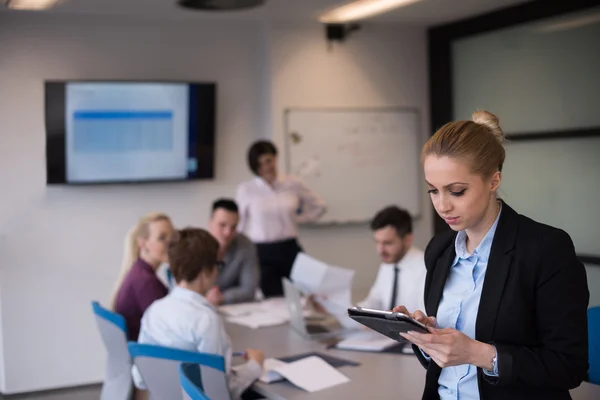 Femme d'affaires travaillant sur tablette à la salle de réunion — Photo