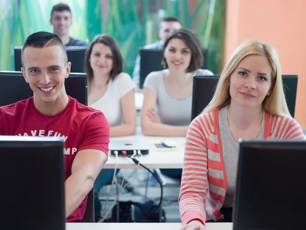 Grupa studentów technologii w pracowni komputerowej laboratorium szkoły — Zdjęcie stockowe