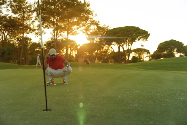 Golf-lejátszó tökéletes lövés, amelynek célja a gyönyörű naplemente — Stock Fotó