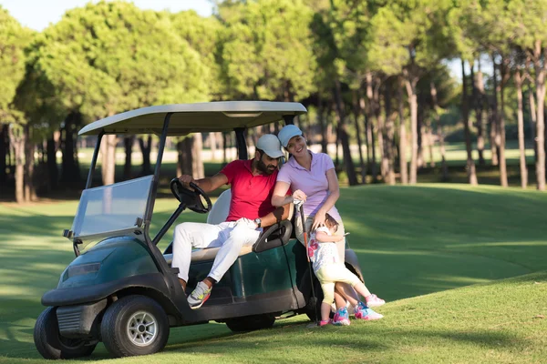 Pareja en buggy en campo de golf —  Fotos de Stock