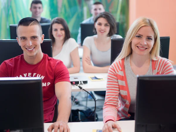 Teknologikoncern studenter i computer lab skola klassrum — Stockfoto