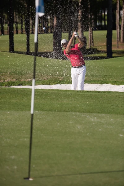 Golfspelare slår en sand bunker sköt — Stockfoto