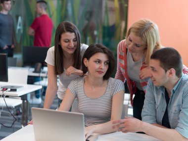 Grup birlikte sınıfta öğrenciler çalışmanın