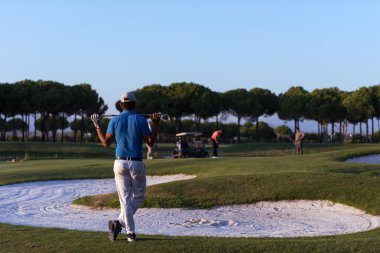 Golf sahasında mesafe delik isteyen arkadan